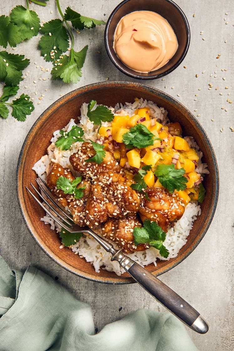 Sticky chicken seesaminsiemenillä ja mangosalsalla