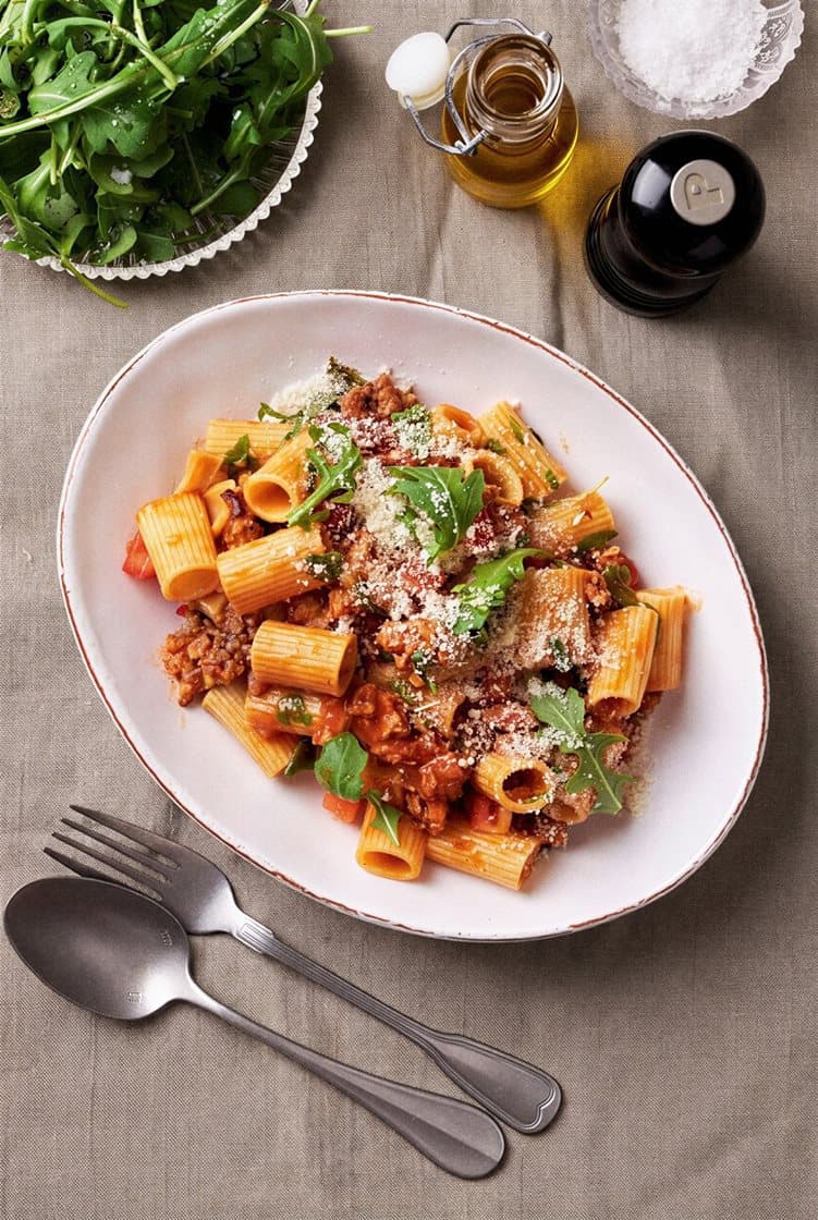 Mezze maniche con ragù di salsiccia - pastaa salsicciamassalla, tomaatilla ja parmesaanilla