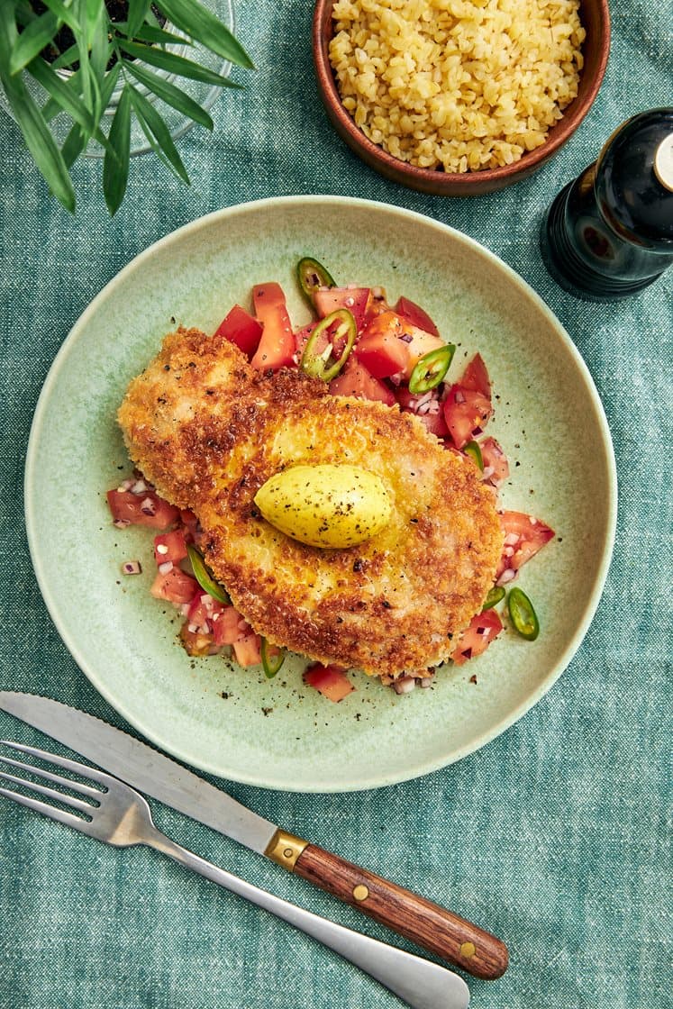 Pankopaneerattu porsaankyljys maustevoin, tomaatti- ja jalapeñosalsan ja paahdetun bulgurin kanssa