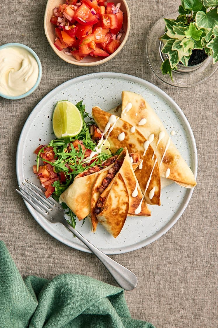 Chimichangat uunissa tomaattisalsan ja avokadon kanssa