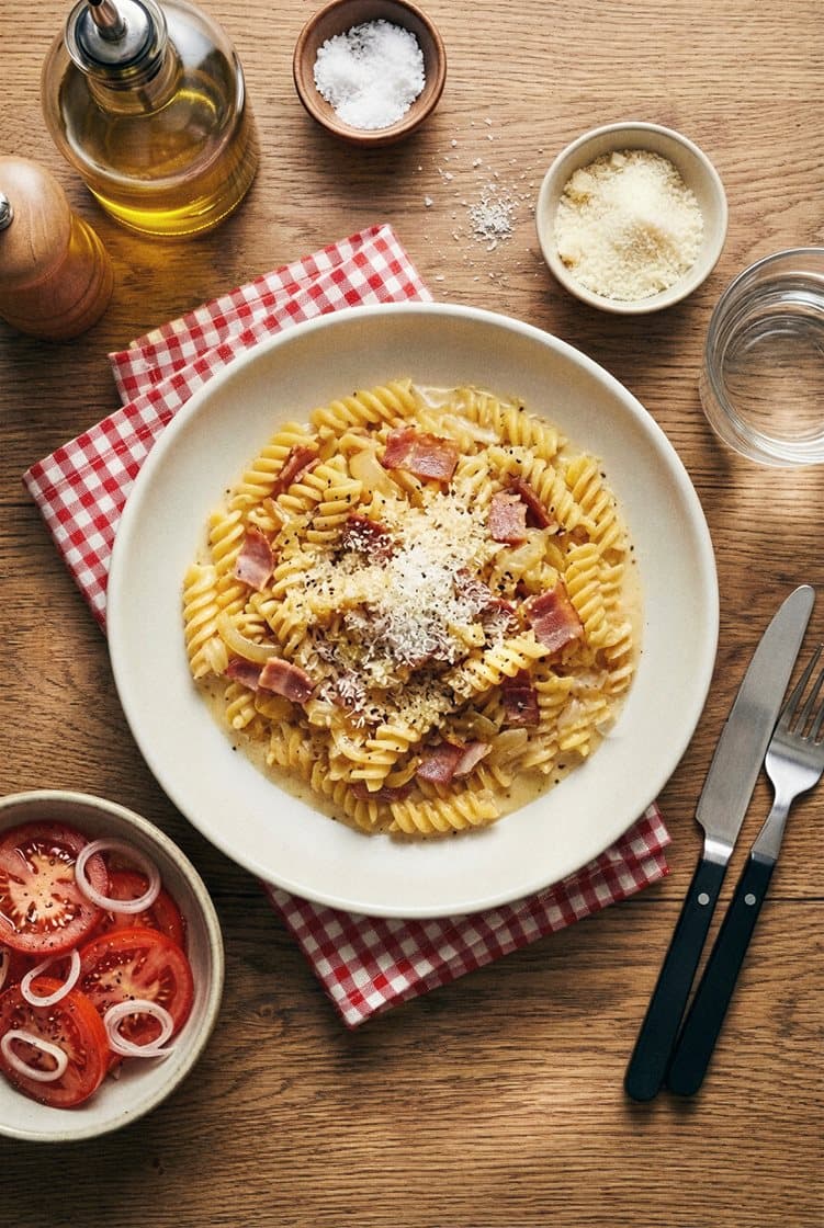 Gluteeniton carbonara, kalkkunapekonin ja tomaattisalaatin kanssa
