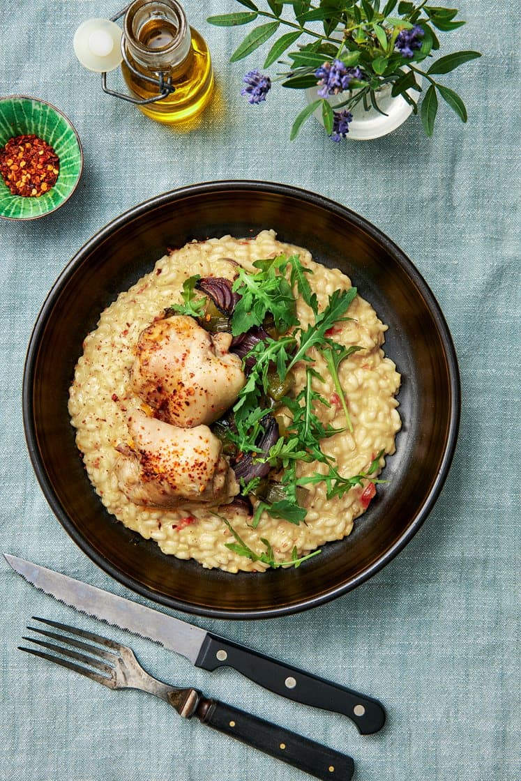 Risottoa, uunissa paahdettua kanaa, parmesaania ja rucolaa