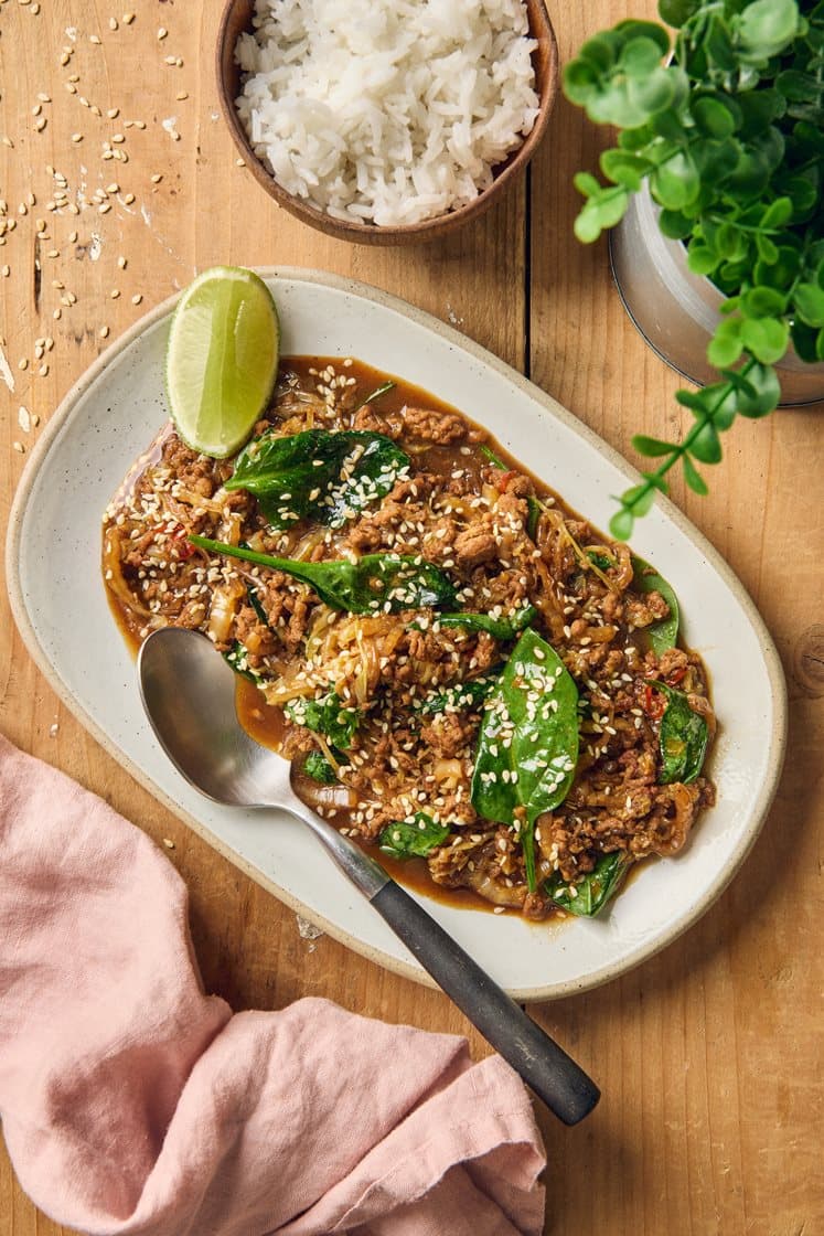 Aasialainen possujauheliha, lime, inkivääri, chili ja seesaminsiemenet