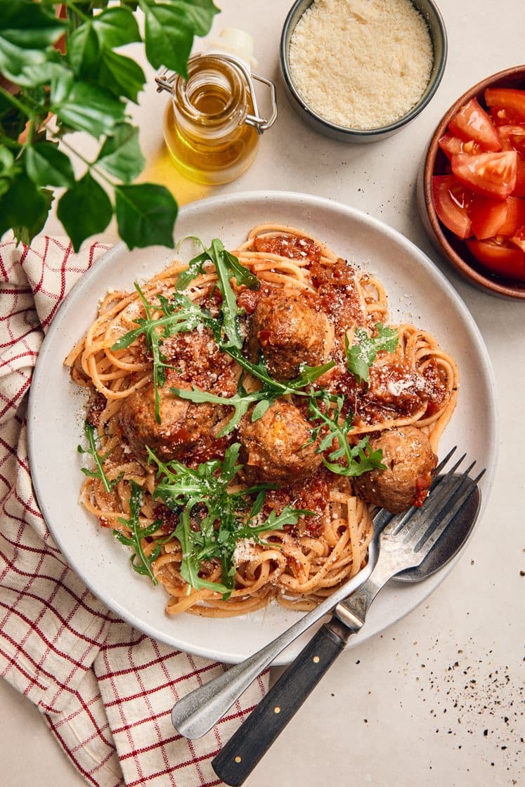 Italialaiset lihapullat tomaattikastikkeessa pastan ja parmesaanin kanssa