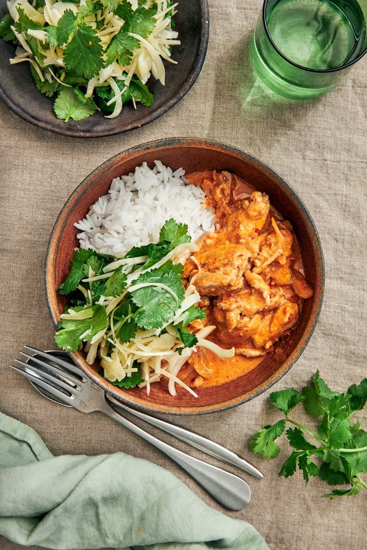 Chicken red curry jasmiiniriisin ja thaimaalaisen salaatin kanssa