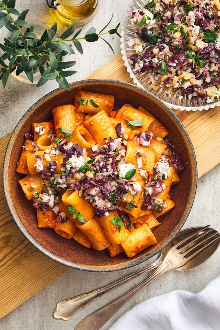Mezze maniche kermaisessa paprikakastikkeessa fetajuuston, oliivien ja pinjansiementäytteen kanssa