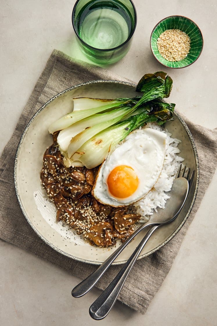 Seesamilla paistetut sienet, pak choi ja paistettu kananmuna