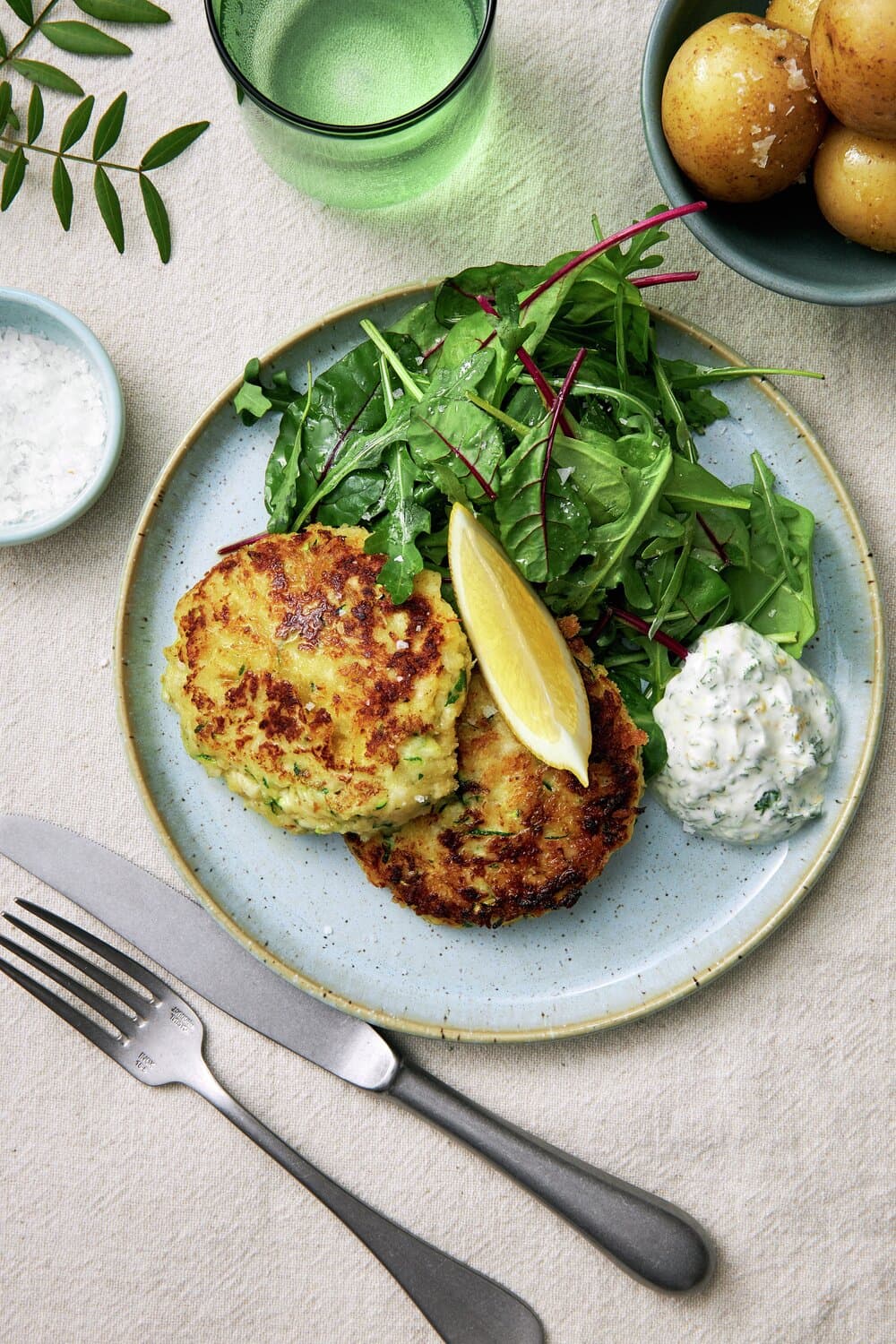 Pannoumi- ja kesäkurpitsapihvit perunoiden ja persiljakastikkeen kanssa