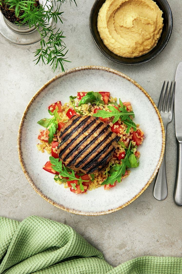 Libanonilaiset jauhelihapihvit, hummusta, paahdettua bulguria sekä tomaatti- ja rucolasalaattia