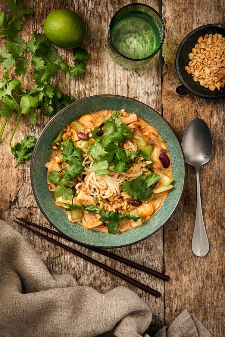 Tulinen kasvislaksa, kidneypavut ja maapähkinät