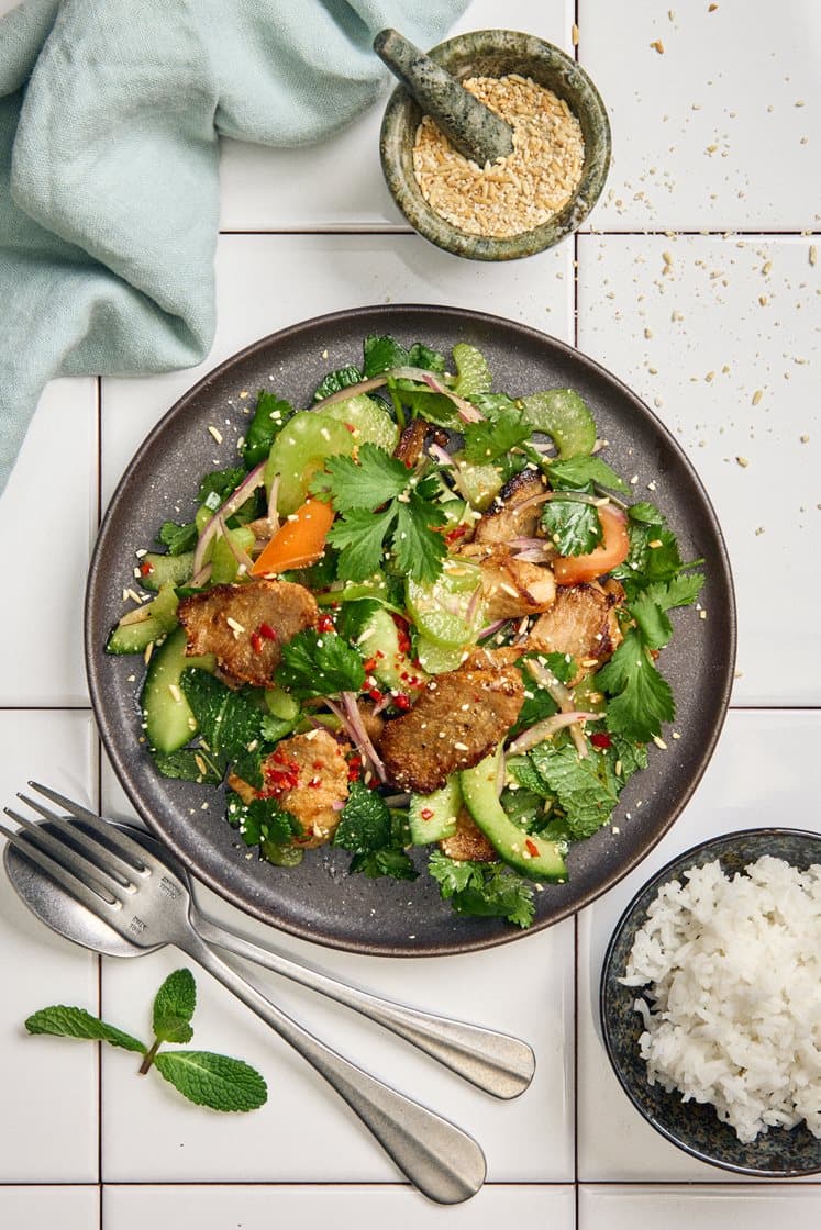 Thaimaalainen salaatti, possunviipaleet, korianteri, minttu ja makeanhapan lime-chilikastike