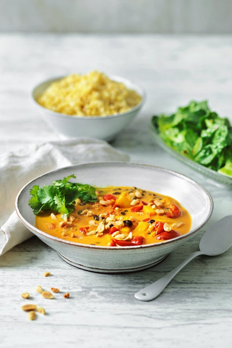 Black bean curry maapähkinöillä, mangolla ja korianterilla