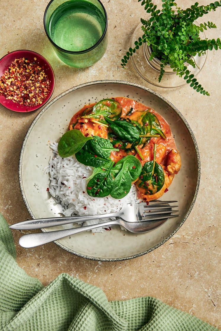 Masala chicken kookoskerman ja babypinaatin kanssa