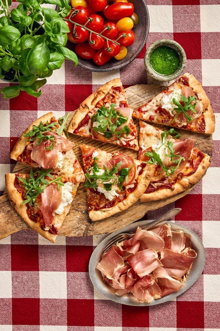 Pizza prosciutto e rucola - Pizza prosciuton, mozzarellan, tomaatin ja rucolan kanssa