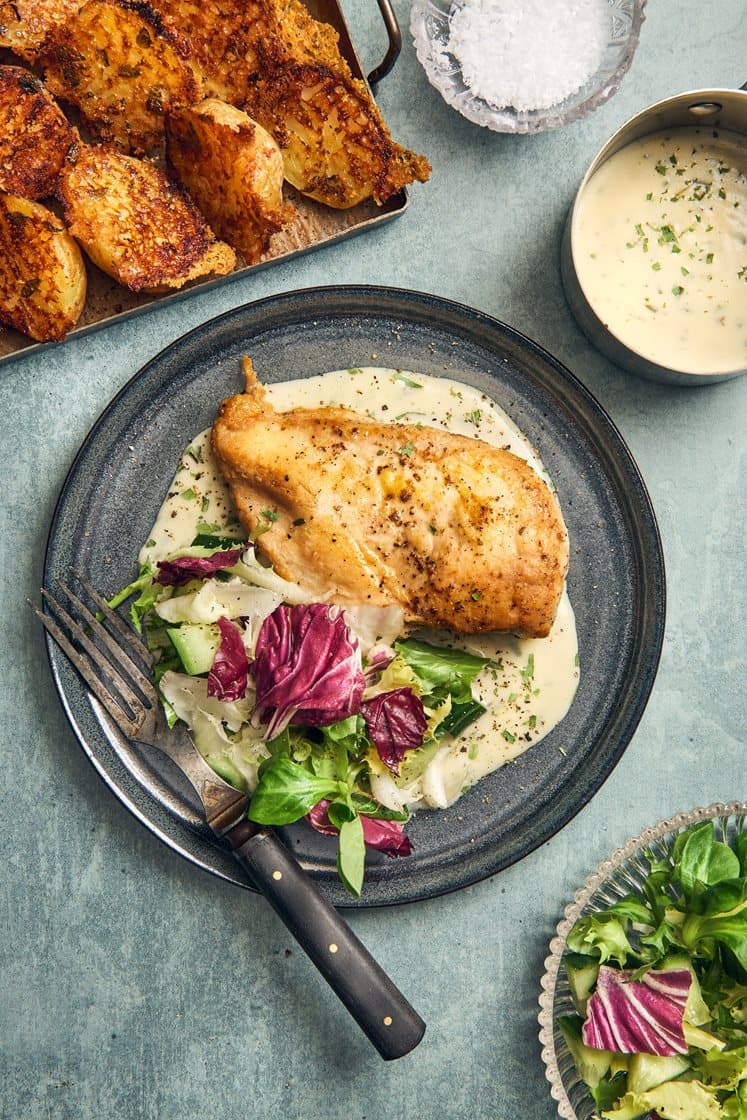 Paistettu kana parmesaaniperunoilla ja rakuunakastikkeella
