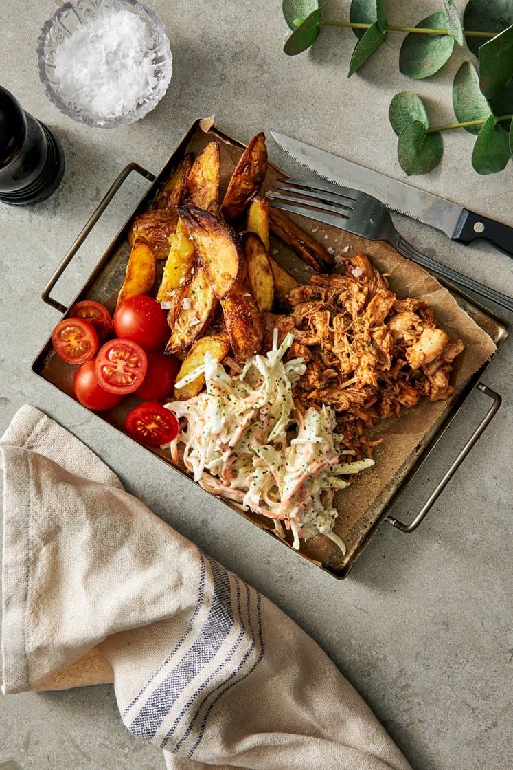 Helppo pulled chicken, coleslaw ja paahdetut lohkoperunat