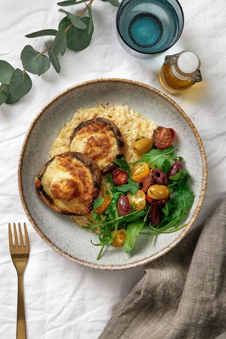 Mozzarellalla gratinoitu portobello, oliiveja ja kermaista risonia