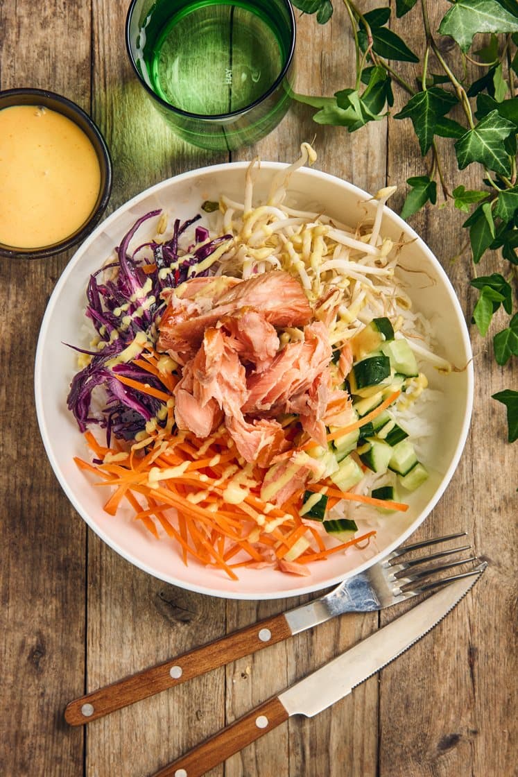 Bowl lämminsavustetulla lohella, aasialaisella punakaalisalaatilla, limellä ja seesaminsiemenillä