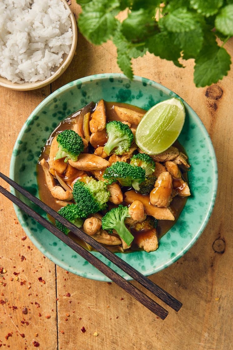 Chicken teriyaki -wokki limen ja parsakaalin kanssa