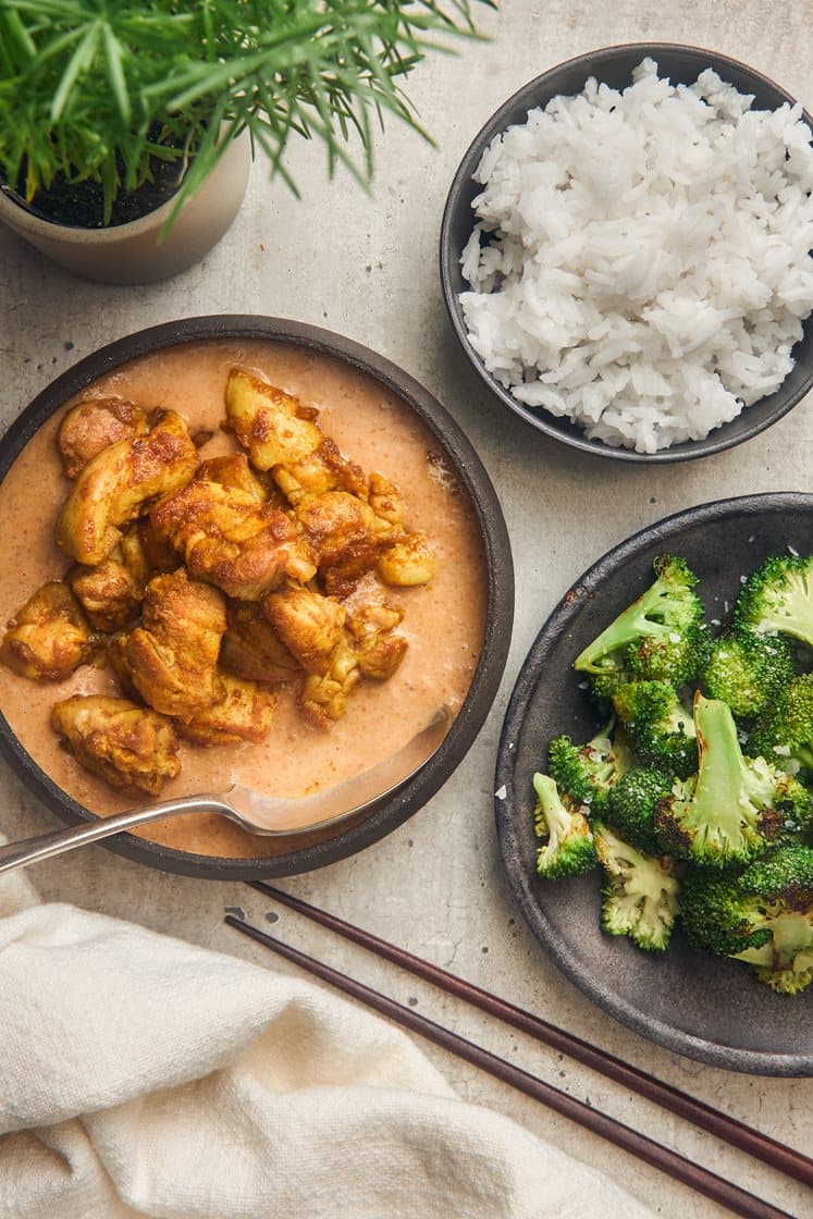 Chicken satay - currylla paistettu Bjäre-kana maapähkinäkastikkeen ja parsakaalin kanssa