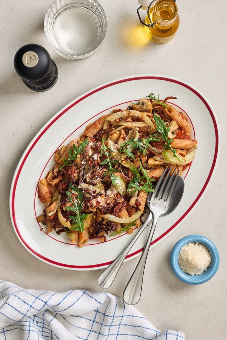 Pasta integrale all'arrabbiata – täysjyväpasta tulisella tomaattikastikkeella ja kalkkunapekonilla