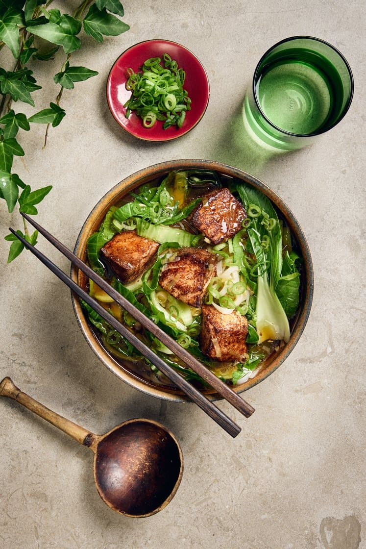 Nuudelikeitto five spice -paistetun lohen ja pak choin kanssa