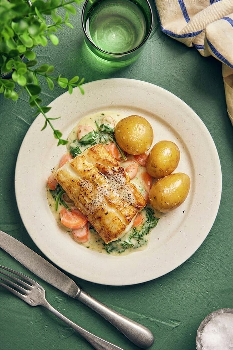 Voissa paistettu koljafilee rakuunakastikkeessa haudutettujen porkkanoiden ja keitettyjen perunoiden kanssa