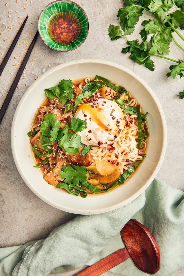 Ramen osterivinokkaalla, uppomunalla ja chiliöljyllä