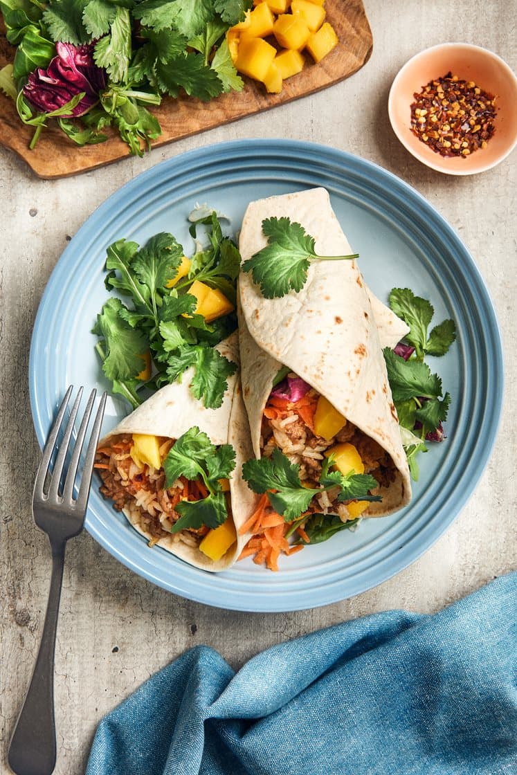 Aasialainen burrito possujauhelihalla, mangolla ja korianterilla