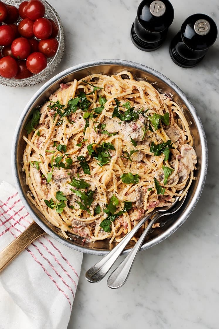 Sienicarbonara, pekoni, valkosipuli ja parmesaani