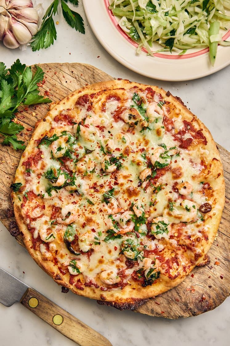 Pizza ai gamberetti – pizza, katkaravut, valkosipuli ja persilja