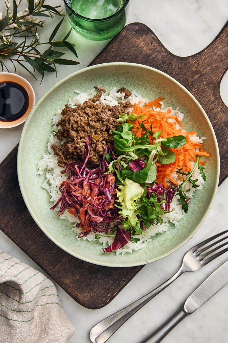 Korealainen bowl, soijassa paistettu naudanjauheliha ja hapan punakaalisalaatti