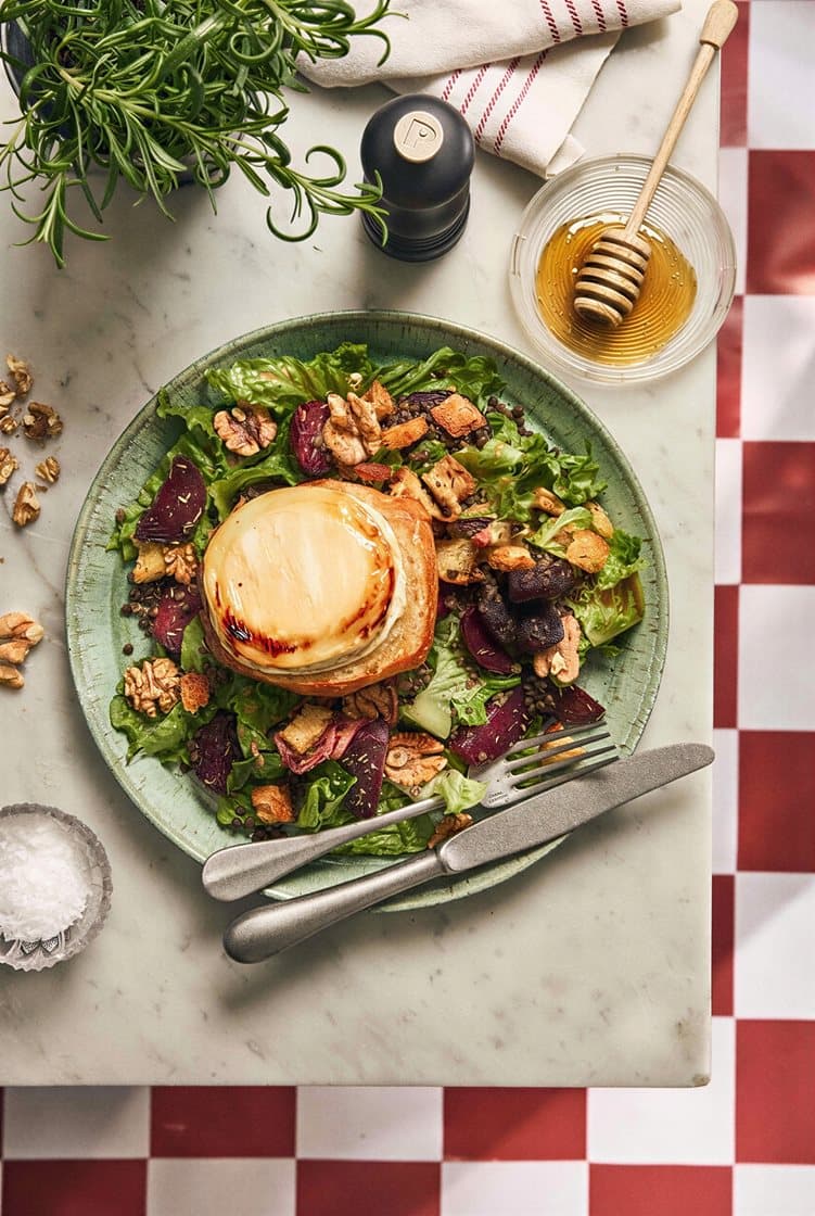 Salade de Chèvre Chaud punajuurilla ja saksanpähkinöillä