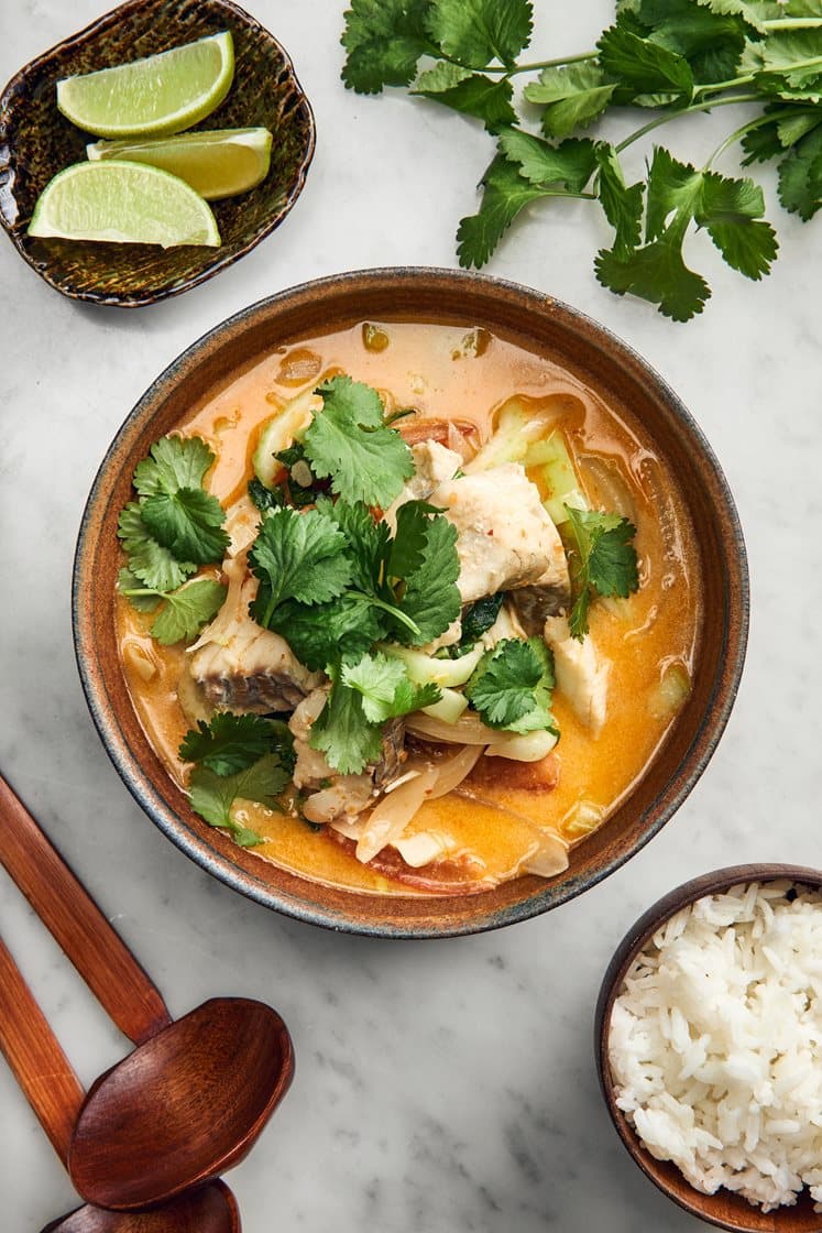 Spicy fishcurry kookoksen, limen, korianterin ja jasmiiniriisin kanssa