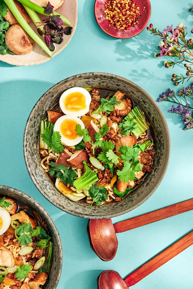 Pork ramen - Nuudelikeitto soijassa paistetun possujauhelihan, pehmeäksi keitetyn kananmunan ja siitakesienten kanssa