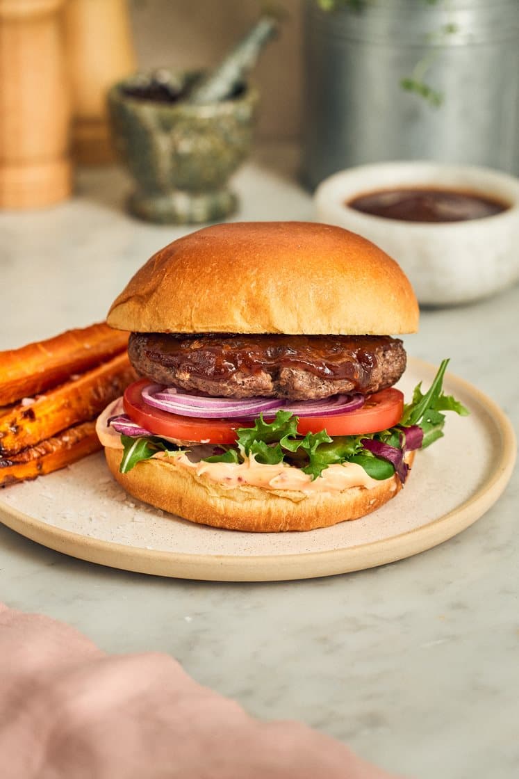 BBQ-burgerit paahdettujen porkkanoiden ja limellä maustetun salaatin kanssa