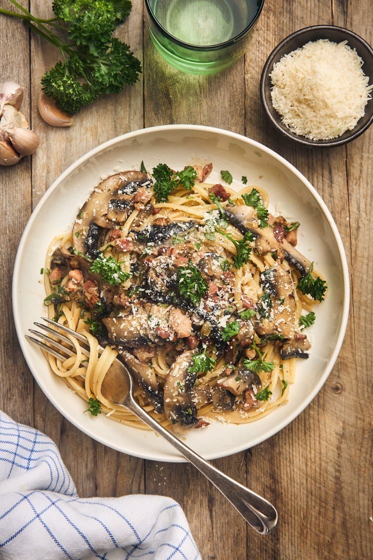 Kermainen pasta ja portobello, tryffeliöljy, pekoni ja rucola