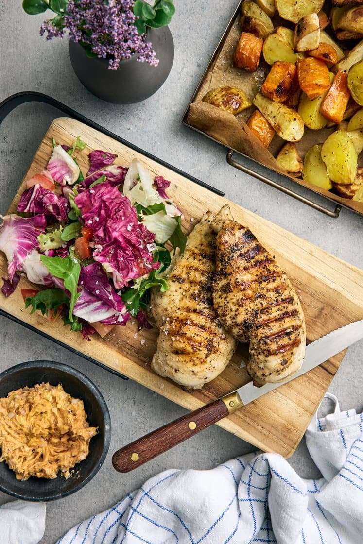 Grillattu kanafilee uunipaahdettujen juuresten ja maustevoin kanssa