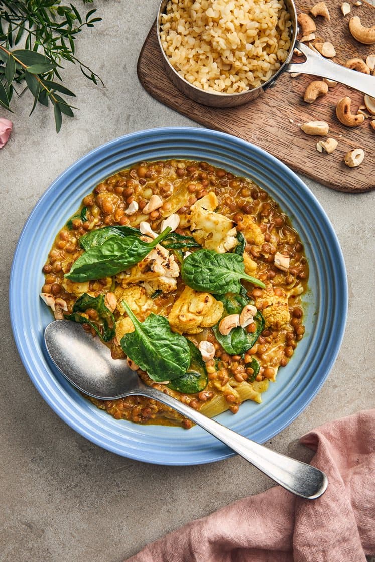 Cashewpähkinäcurry punaisilla linsseillä, kookosmaidolla ja paahdetulla kukkakaalilla