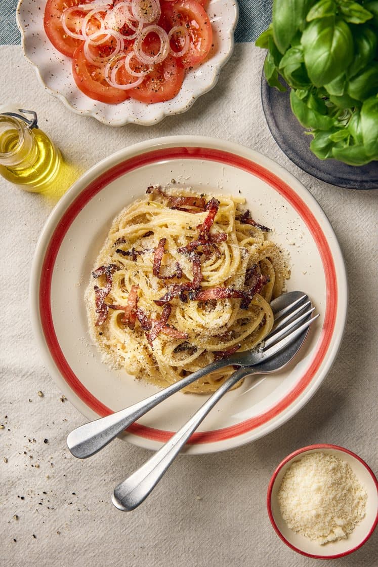 Carbonara kalkkunapekonin ja tomaattisalaatin kanssa