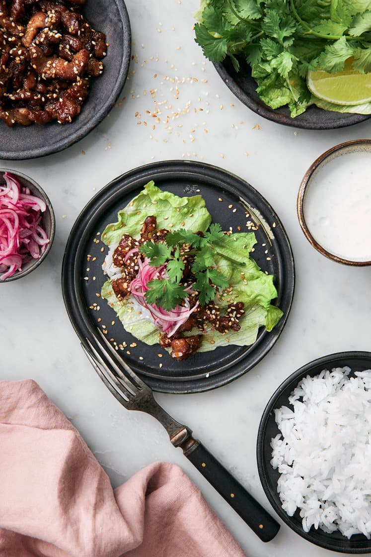 Chinese pork salaatinlehdissä limekreemin, korianterin ja seesaminsiementen kanssa
