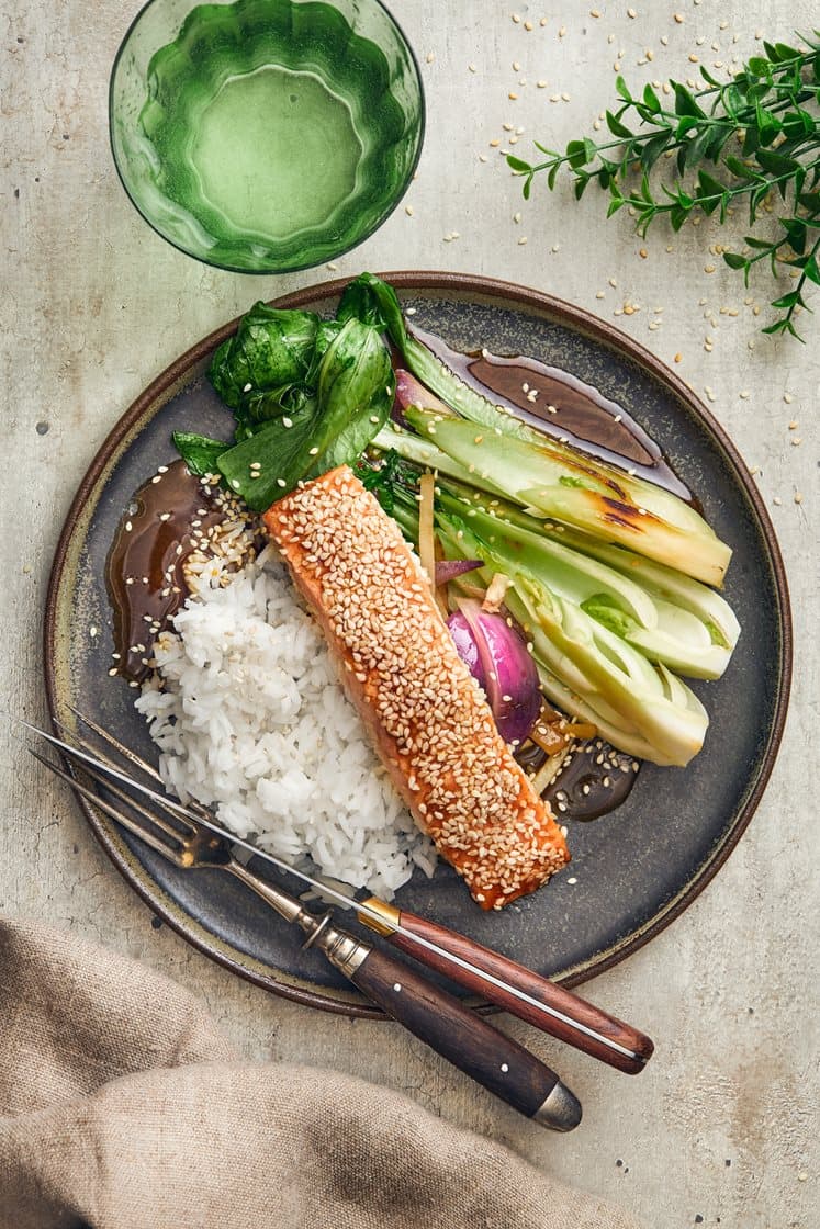Aasialainen lohi, seesaminsiemenet, pak choi ja jasmiiniriisi