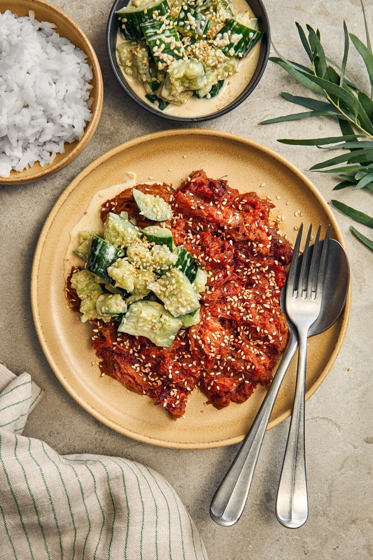 Korealainen pulled pork, murskattu kurkku, seesaminsiemenet ja jasmiiniriisi