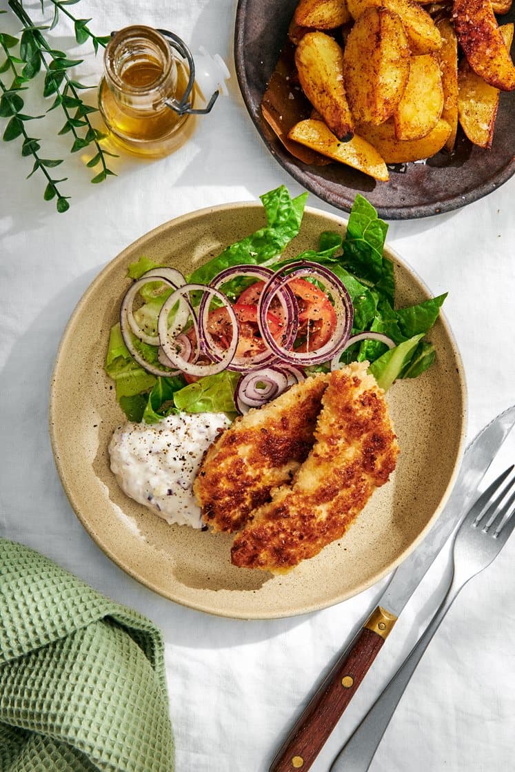 Crispy chicken mausteisten pommes château -perunoiden ja kasvisten kanssa