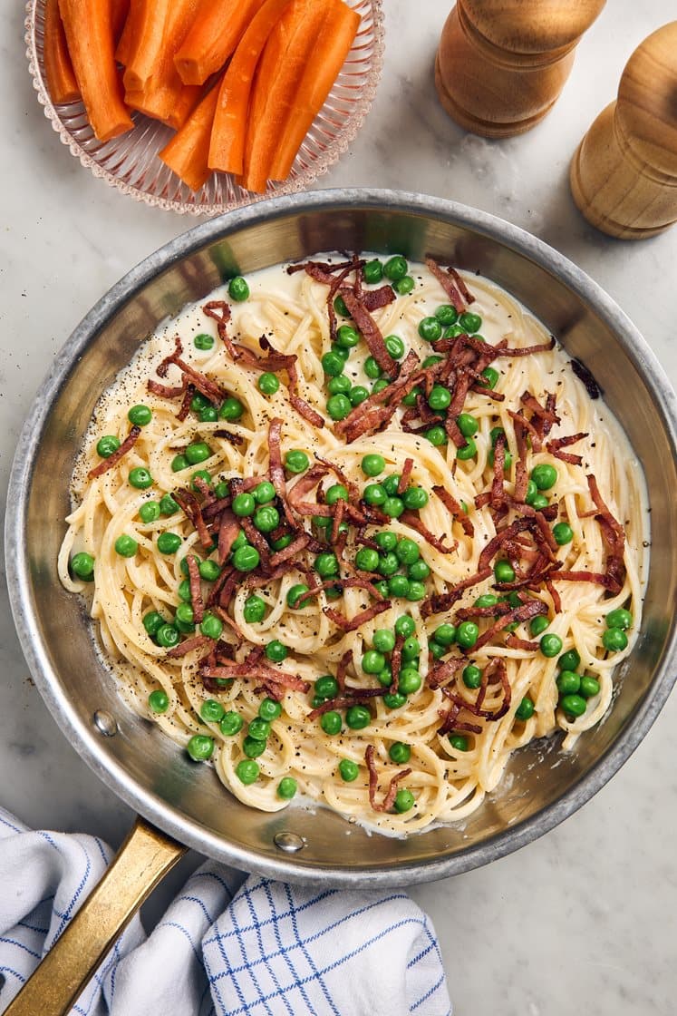Linguine kermaisen parmesaanikastikkeen, kalkkunapekonin ja herneiden kanssa