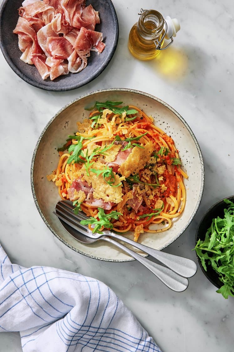 Linguine paahdetun paprikan, prosciuton ja parmesaanilastujen kanssa