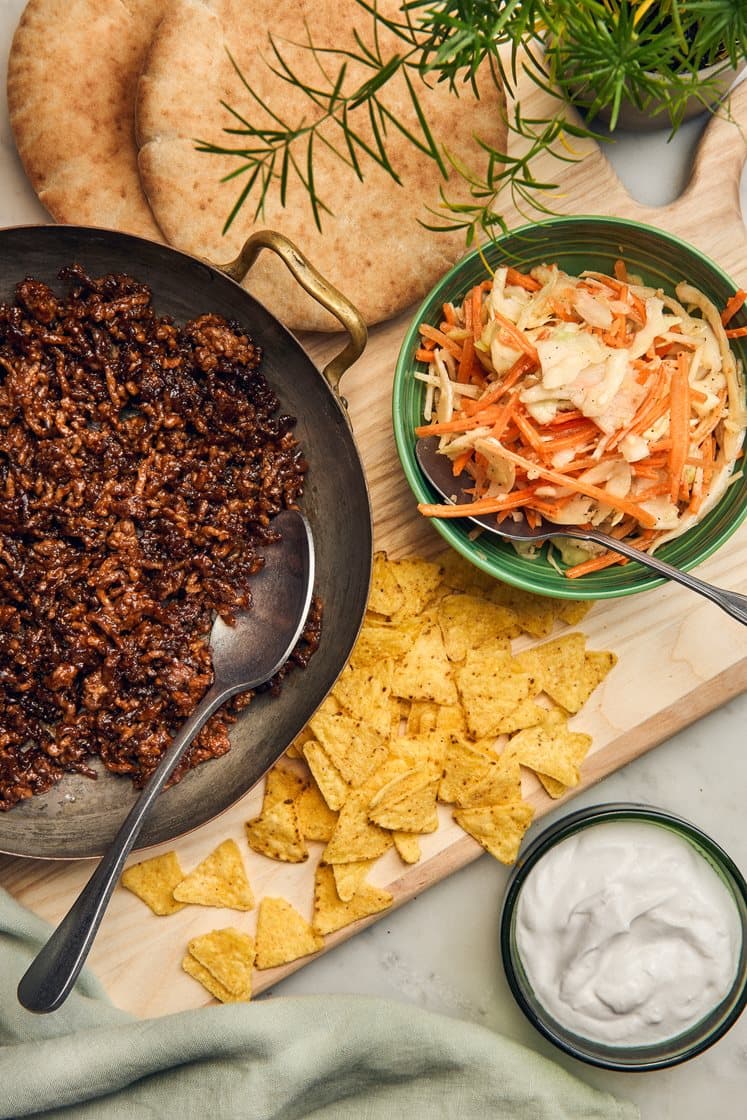 BBQ-paistettu naudanjauheliha pitaleivässä tortillasipseillä ja coleslaw-salaatilla