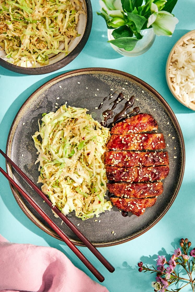 Tonkatsu – japanilainen porsaanleike, suippokaalisalaatti, seesaminsiemenet ja lime