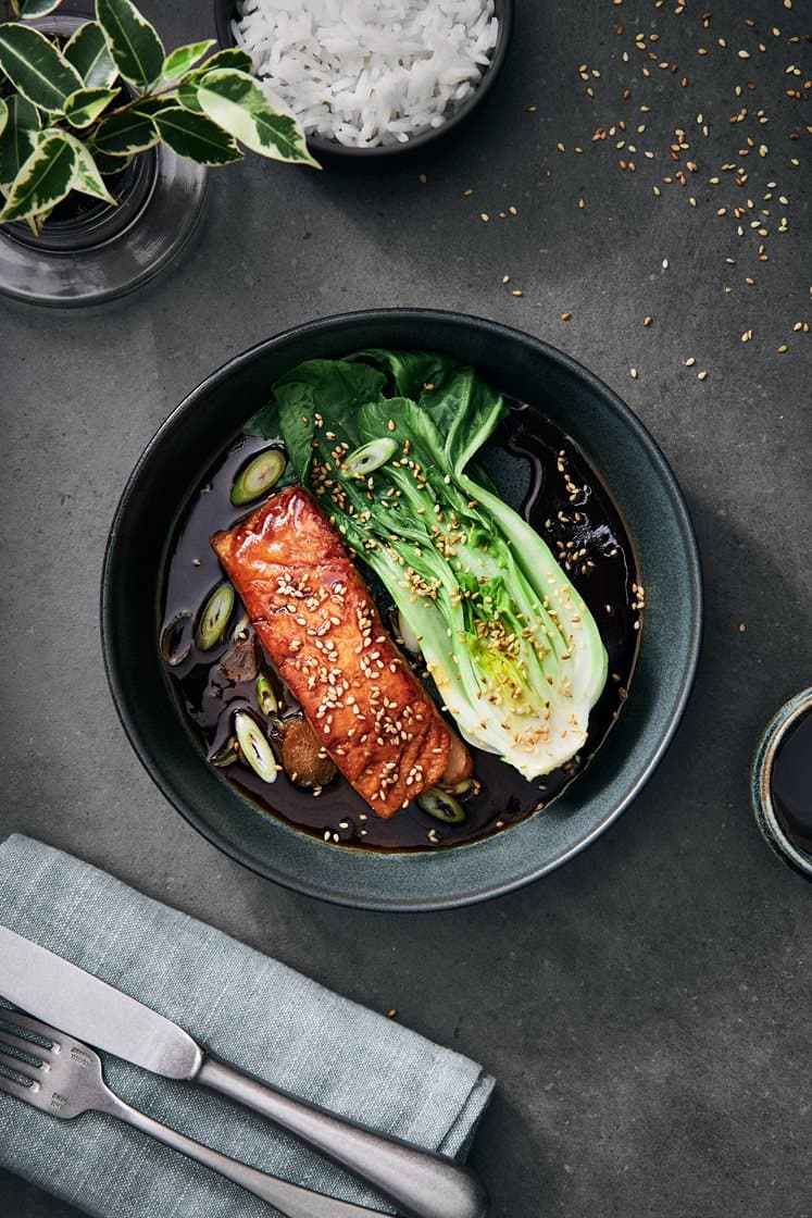 Teriyaki-lohi, pak choi, inkivääri ja paahdetut seesaminsiemenet