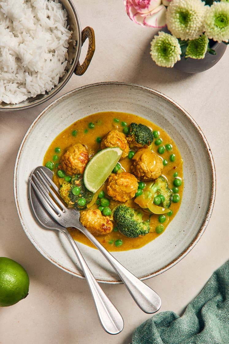 Garam masala -possupyörykät kookoksella ja vihreillä herneillä